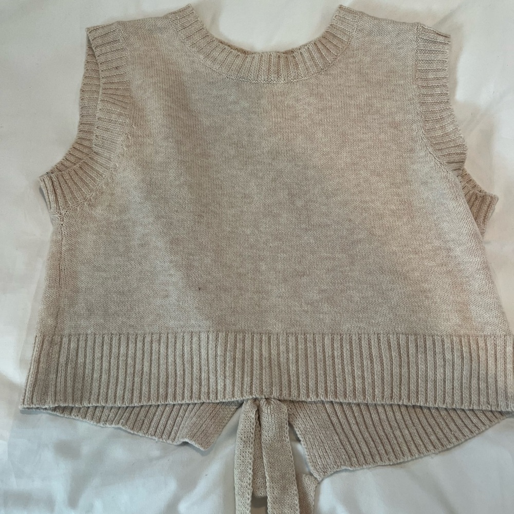 Sleeveless Knit Tie-Back Vest in Beige ONE SIZE
